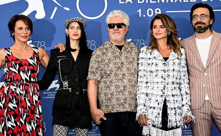 Pedro Almodóvar y Penélope Cruz desfilan en Venecia