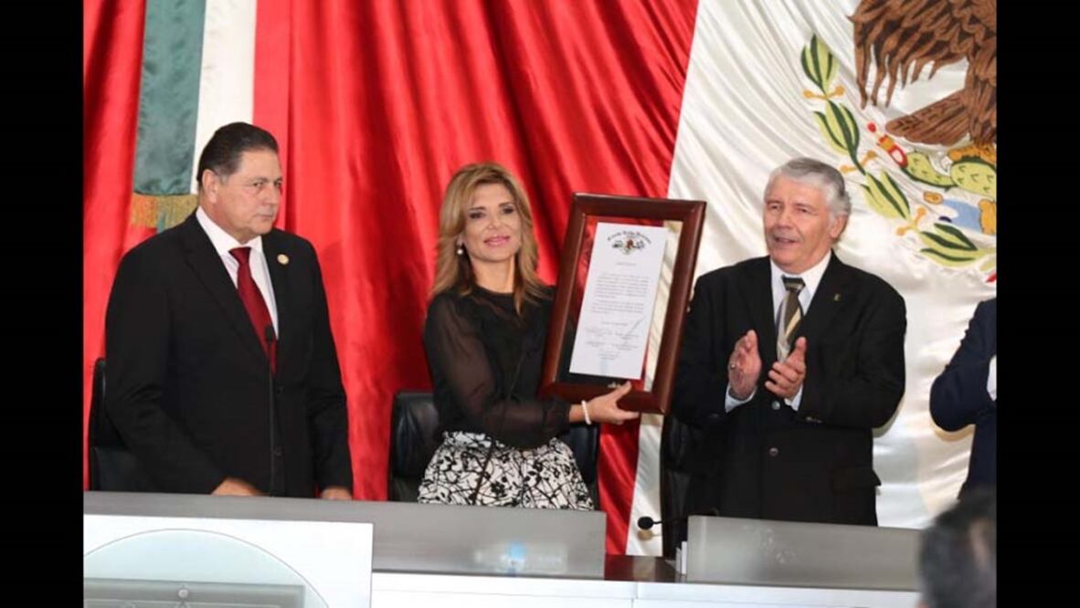 Pavlovich Arellano, de extracción priísta, al recibir la constancia como gobernadora Constitucional del Estado de Sonora por el periodo 2015-2021 (AMALIA ESCOBAR. EL UNIVERSAL)