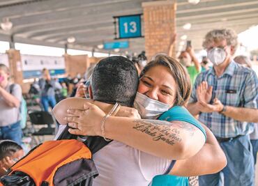 Tras años de espera en México, cruzan migrantes a EU