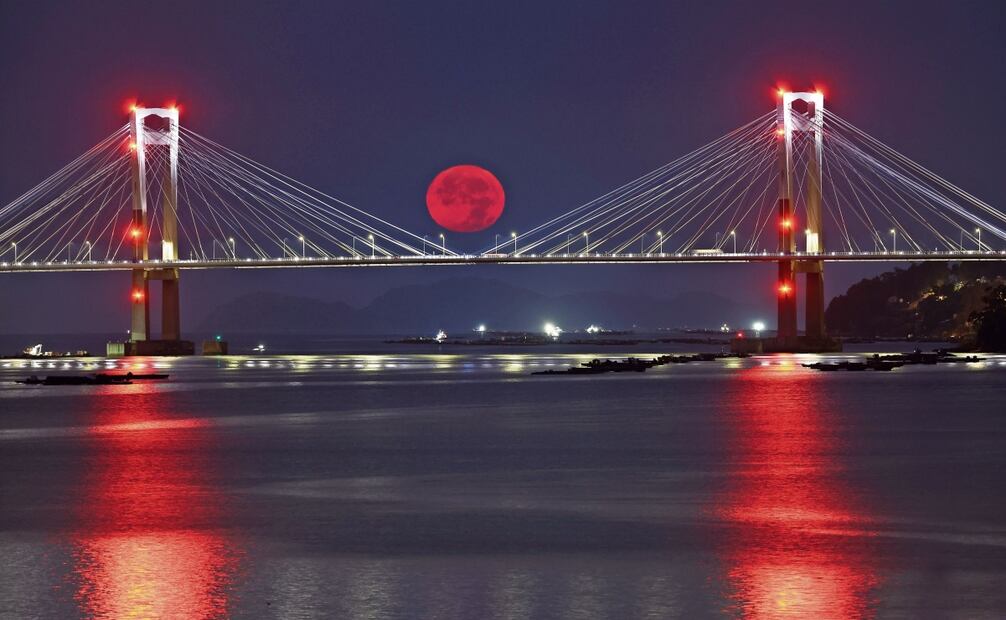 Superluna del Esturión sobre el puente de Rande anoche en Vigo. Foto: Sxenick / EFE