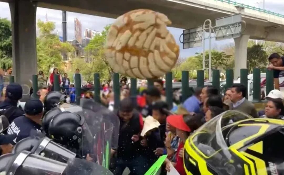 Durante 8 horas, maestros permanecieron bloqueando la vialidad; sin embargo, un grupo de granaderos llegó al lugar para liberar la zona. Foto: Twitter. @isidrocorro