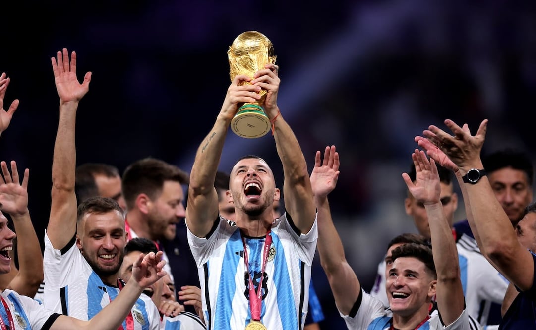 Guido Rodríguez levantando la Copa del Mundo - FOTO: EFE