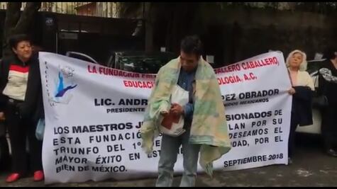 Hombre intenta inmolarse frente a oficinas de AMLO