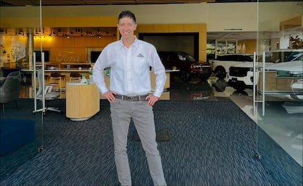 Pikolín Palacios se estrena como vendedor de autos; un jugador de Chivas fue su primer cliente