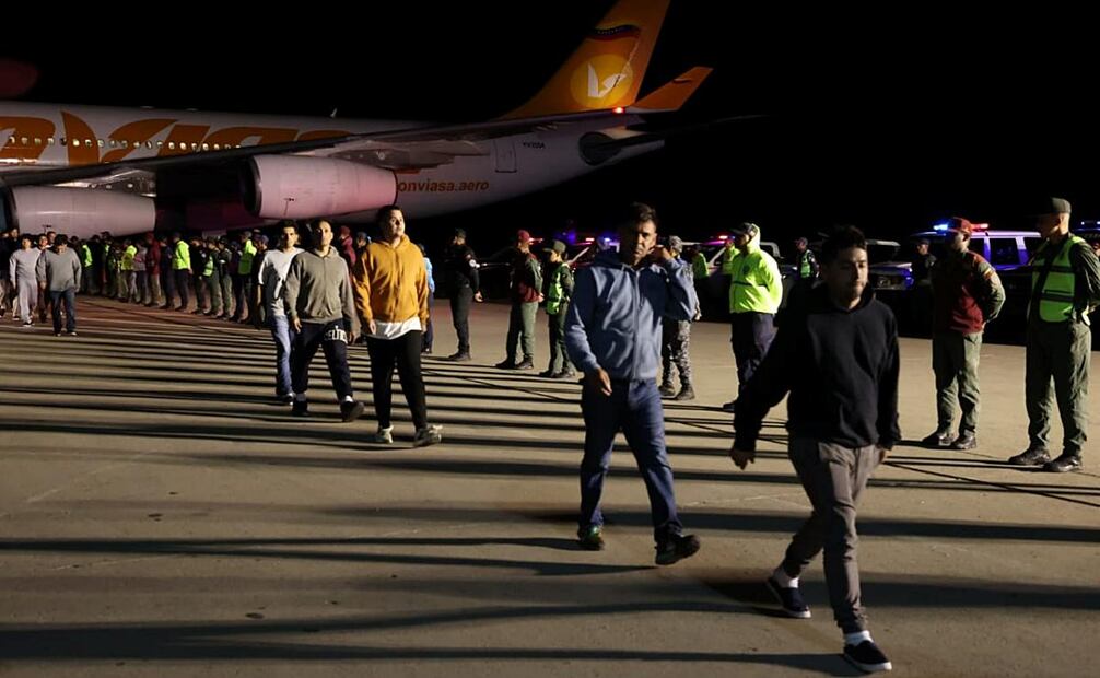 Un grupo de 199 migrantes venezolanos retornó en la madrugada del lunes a su país en un avión procedente de Honduras, a donde habían llegado desde EU, país del que fueron deportados, informó el titular de Interior, Diosdado Cabello. Foto: EFE/Archivo