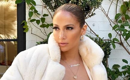 Jennifer Lopez luce hermosa en vestido rosa entallado