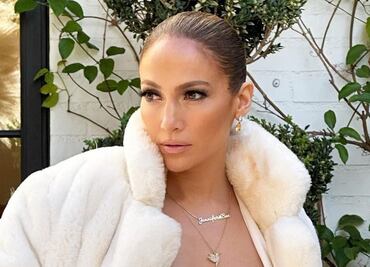 Jennifer Lopez luce hermosa en vestido rosa entallado