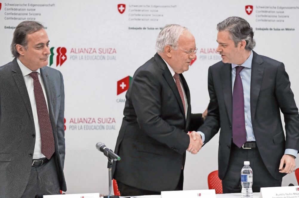 Juan Pablo Castañón, Johann Schneider-Ammann y Aurelio Nuño Mayer. (FOTO: JUAN CARLOS REYES. EL UNIVERSAL)