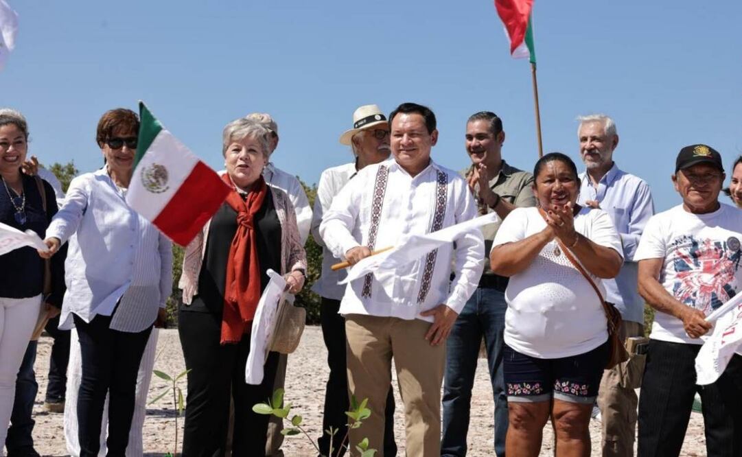 Alicia Bárcena, titular de Semarnat,  junto con el gobernador de Yucatán, Joaquín Díaz Mena, encabezaron el inicio del programa de Reforestación de Manglares en toda la costa yucateca / Foto: Especial