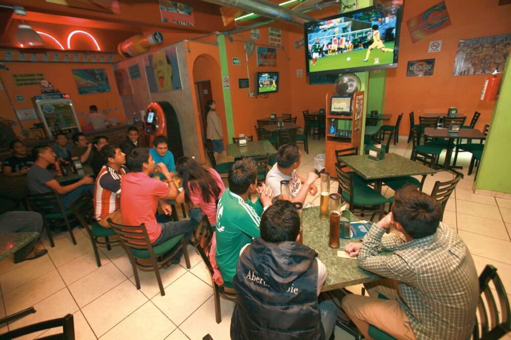 Las acciones que realizará el gobierno mexiquense será con base en las denuncias que se presenten sobre la existencia de establecimientos con venta de bebidas alcohólicas en zonas cercanas a centros educativos (JORGE ALVARADO. EL UNIVERSAL)