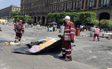 Implementan operativo de limpieza en el Zócalo tras retirada del plantón de la CNTE; participan más de 200 trabajadores