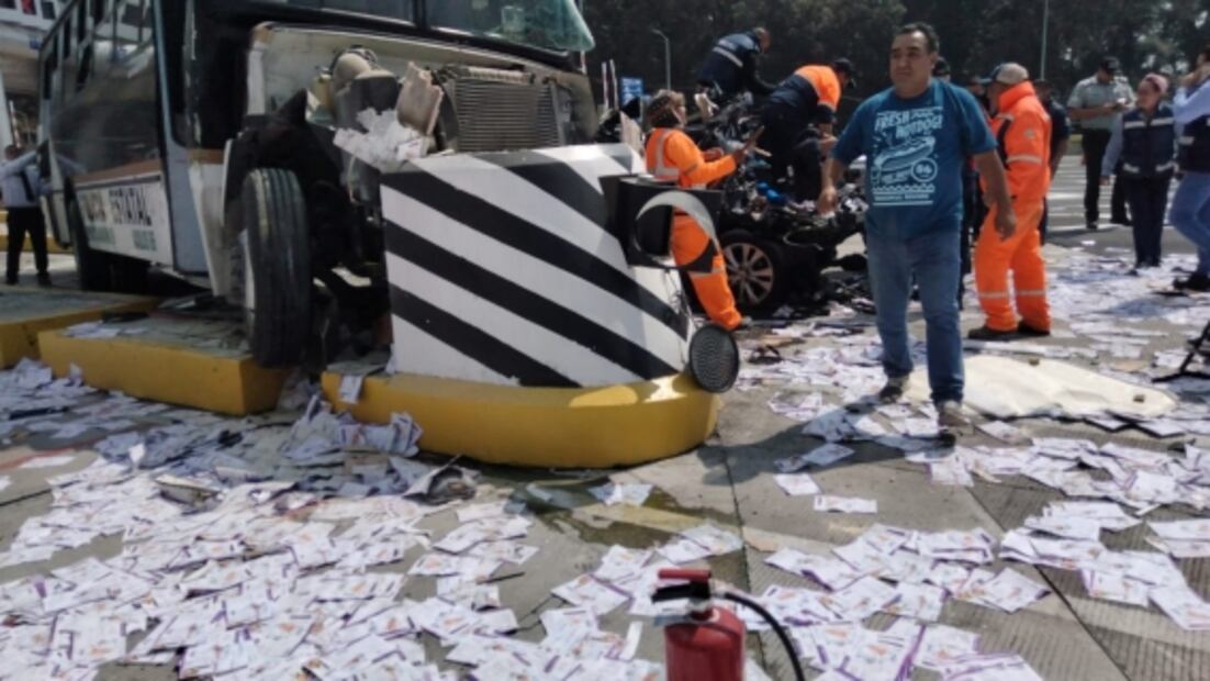 Camión de la Secretaría de Seguridad del Edomex choca contra caseta de peaje; hay 12 lesionados