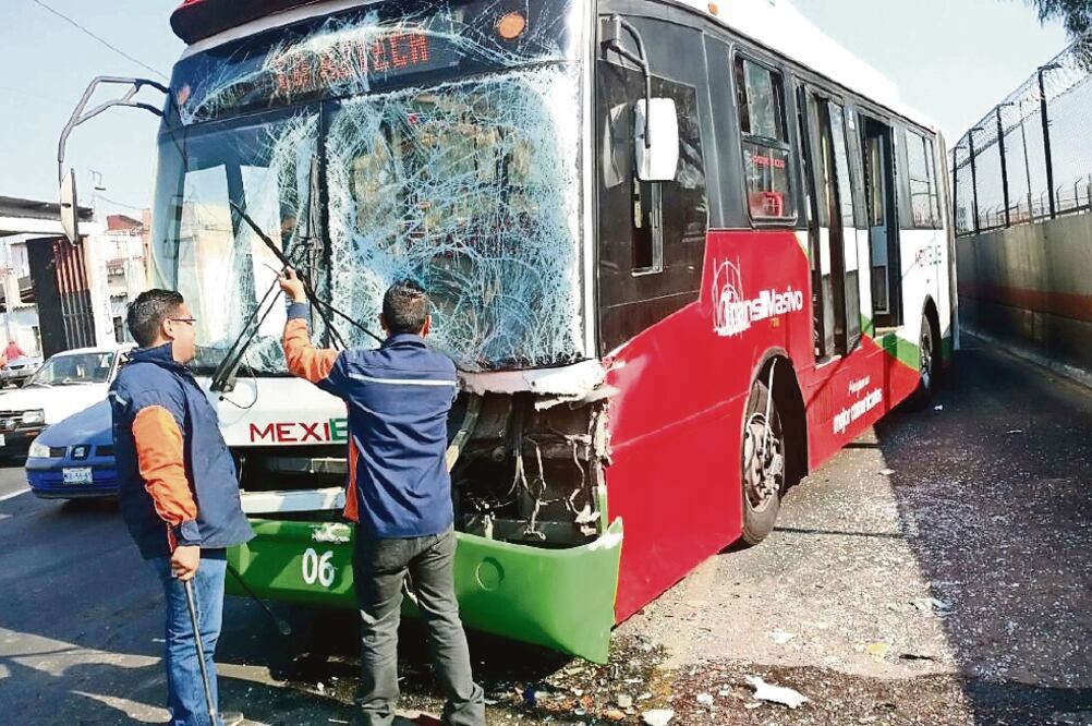 La circulación de las unidades articuladas se entorpeció por espacio de una hora, en lo que personal de emergencia las retiraban del lugar. (ESPECIAL)