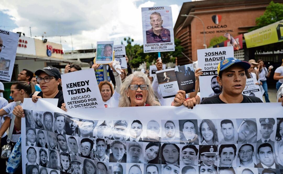 El presidente del gobierno español, Pedro Sánchez, recibe al opositor venezolano Edmundo González (centro) y a su hija Carolina González (derecha) en La Moncloa, Madrid. Foto: Ronald Peña R. | EFE