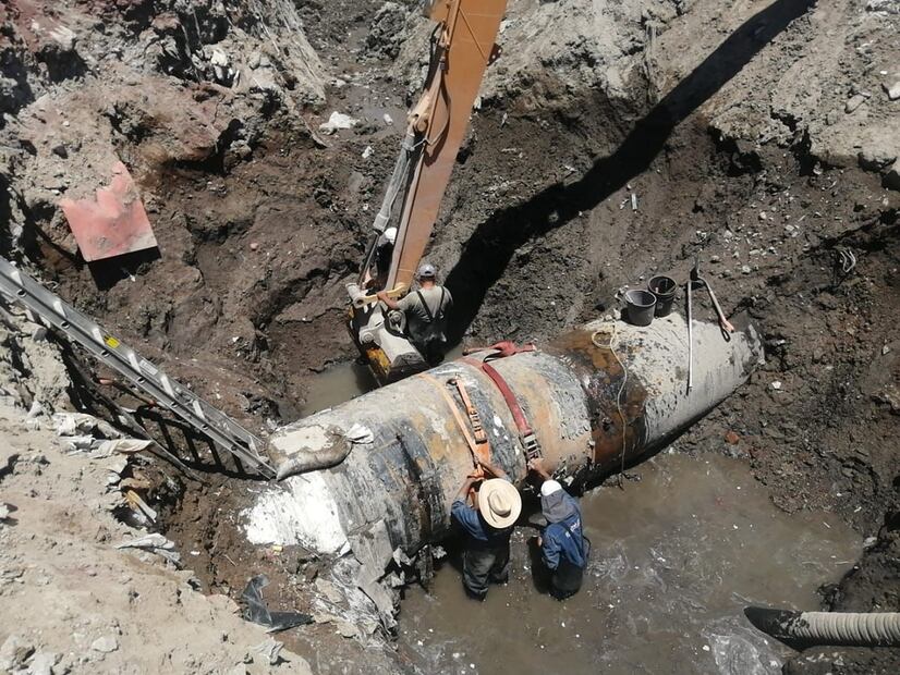 Comisión de Agua de Edomex contuvo fuga en Nezahualcóyotl en una tubería de 60 pulgadas de diámetro del Macrocircuito. Foto: Especial