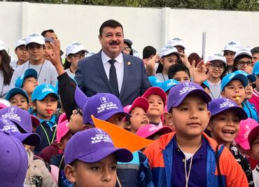 Hiram Almeida da banderazo a curso de verano para hijos de policías