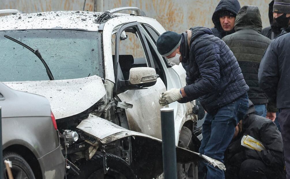 Investigadores rusos trabajan cerca de un automóvil destruido tras la explosión de un artefacto explosivo colocado debajo del vehículo en una zona residencial de Moscú, Rusia, el 22 de diciembre de 2025. El jefe de la Dirección de Entrenamiento Operativo del Estado Mayor ruso, el teniente general Fanil Sarvarov, falleció en la explosión de un automóvil en Moscú, según informó el Comité de Investigación de Rusia. Foto: EFE