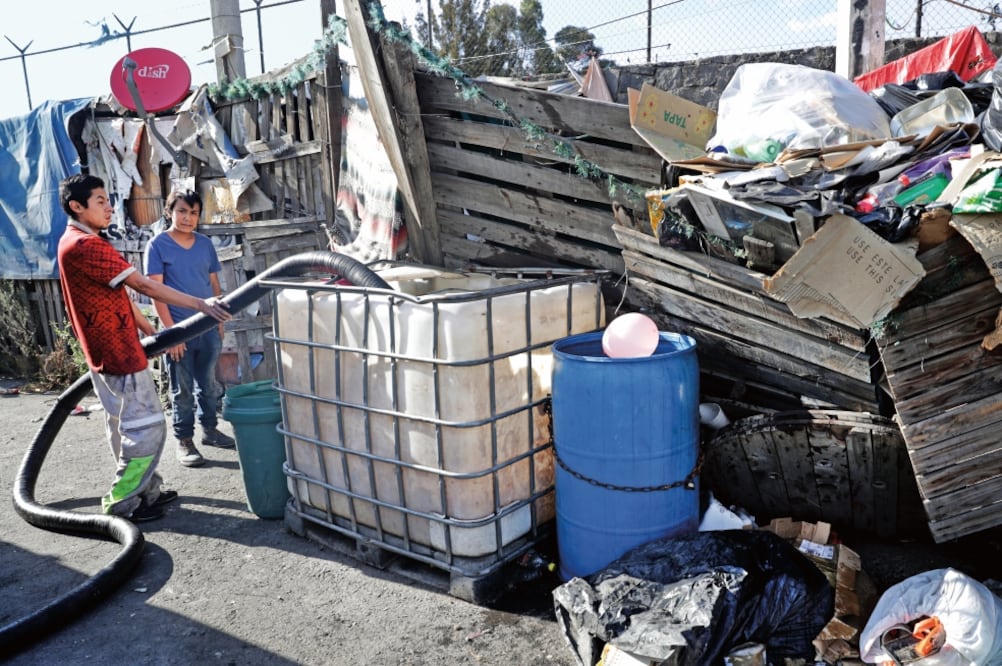 En 200 colonias de la Ciudad de México juntar agua en botes y reutilizarla para la tasa del baño o lavar el patio es una costumbre de hace años. (JUAN BOITES)