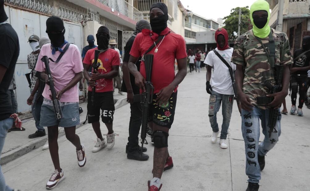 Pandillas haitianas se han unido para atacar comisarías, prisiones, el aeropuerto y el puerto marítimo. Foto: AP
