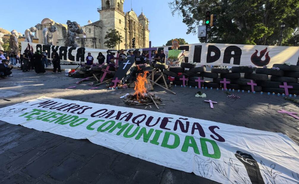 Colectivos feministas se manifiestan en Oaxaca realizando barricada sobre la calle de independencia (25/11/2024). Foto: EDWIN HERNÁNDEZ / EL UNIVERSAL