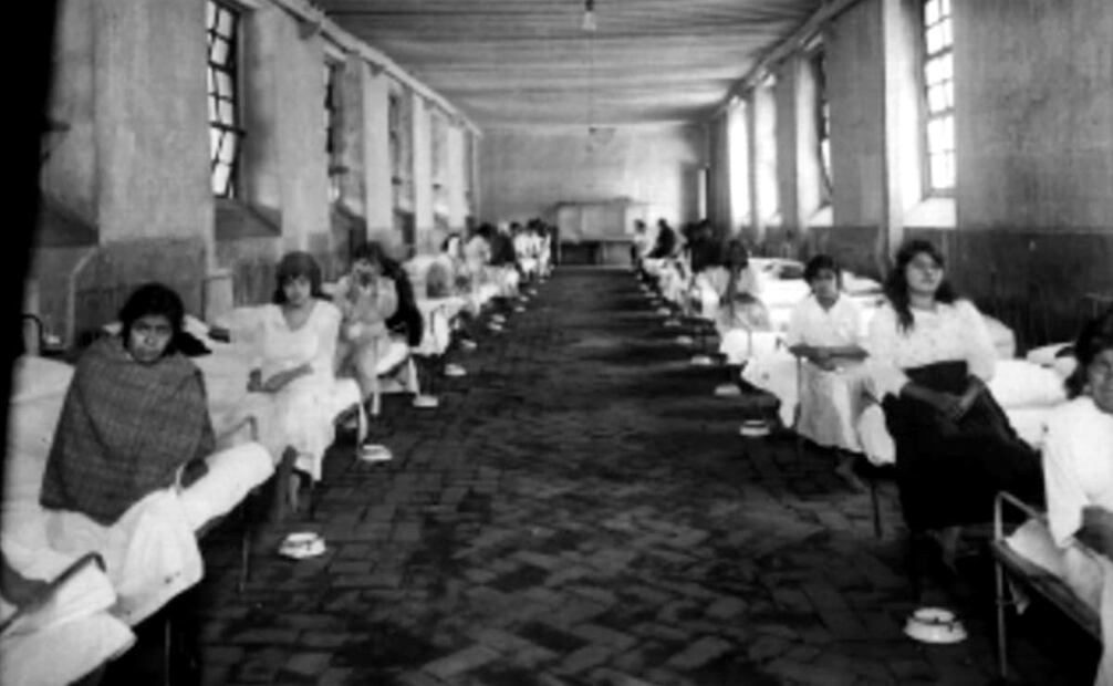 El Hospital de San Juan de Dios cambió de nombre por el Hospital Morelos, a finales del siglo XIX. Hasta 1915, las prostitutas debían pasar por inspección de sanidad y portar una libreta de registro médico; las que incumplían eran recluidas. Tomada en 1922. Foto: Mediateca INAH.