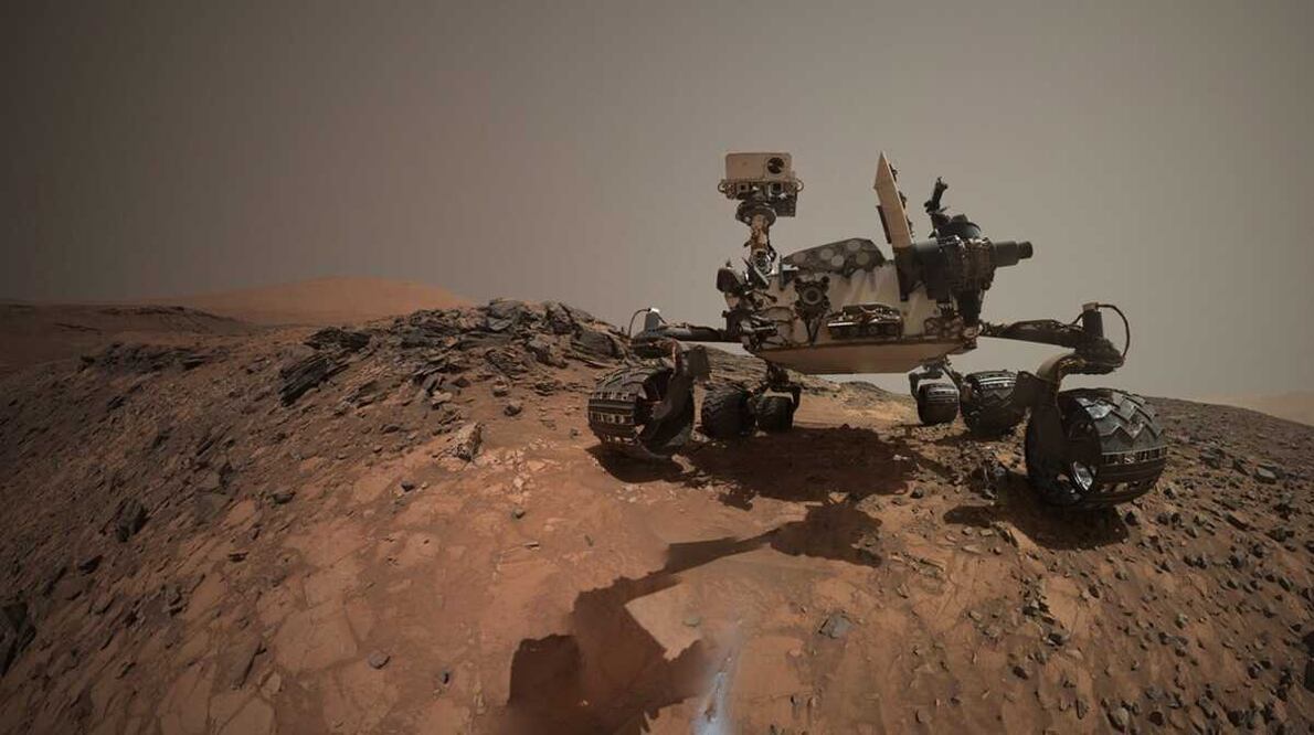 Ilustración del vehículo explorador de la NASA en Marte Curiosity sobre una roca 'Buckskin'. Foto: NASA, archivo