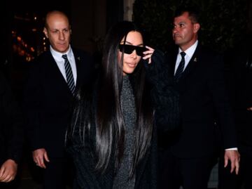 Kim Kardashian impacta con un look transparente