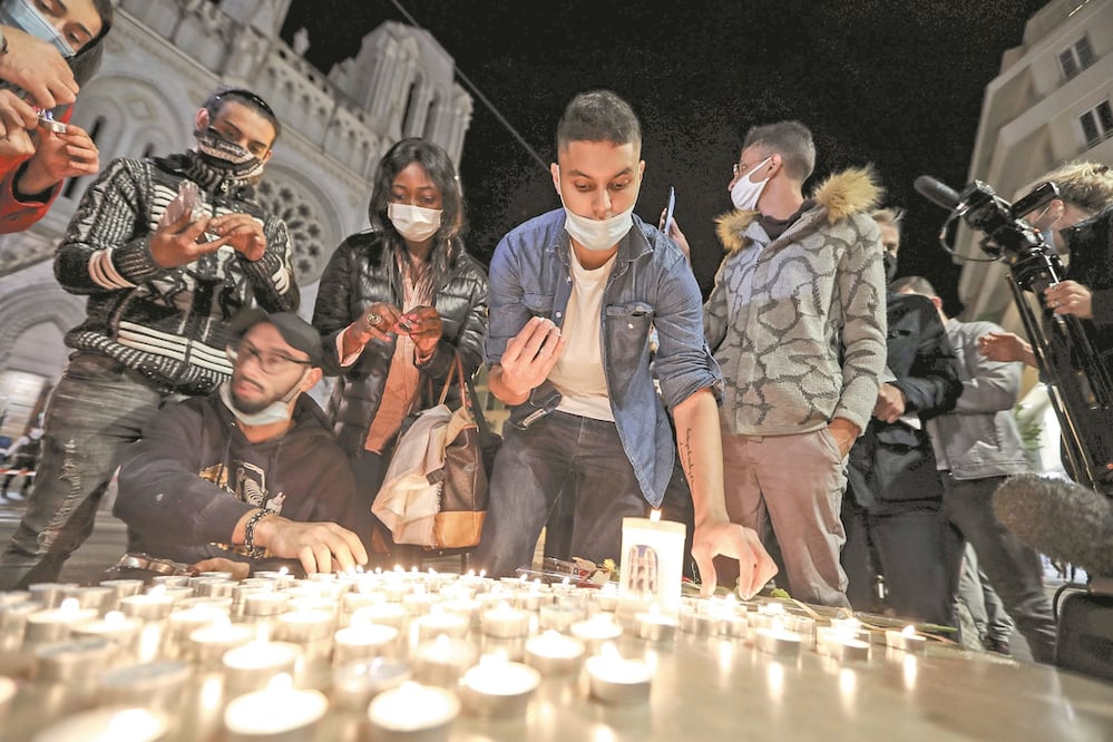 Los franceses se acercaron anoche a la Basílica de Notre Dame para homenajear a las tres personas que murieron acuchilladas por un tunecino. Foto: Valery Hache. AFP