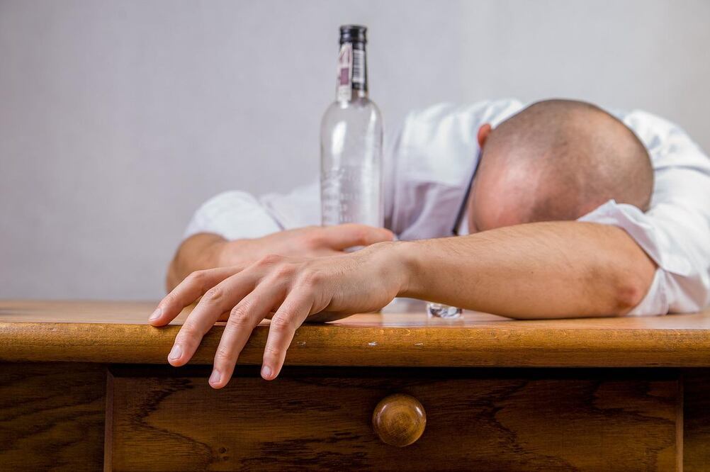 Cuando el organismo comienza a eliminar el alcohol, aparecen los efectos de la cruda o resaca. Foto: Pixabay