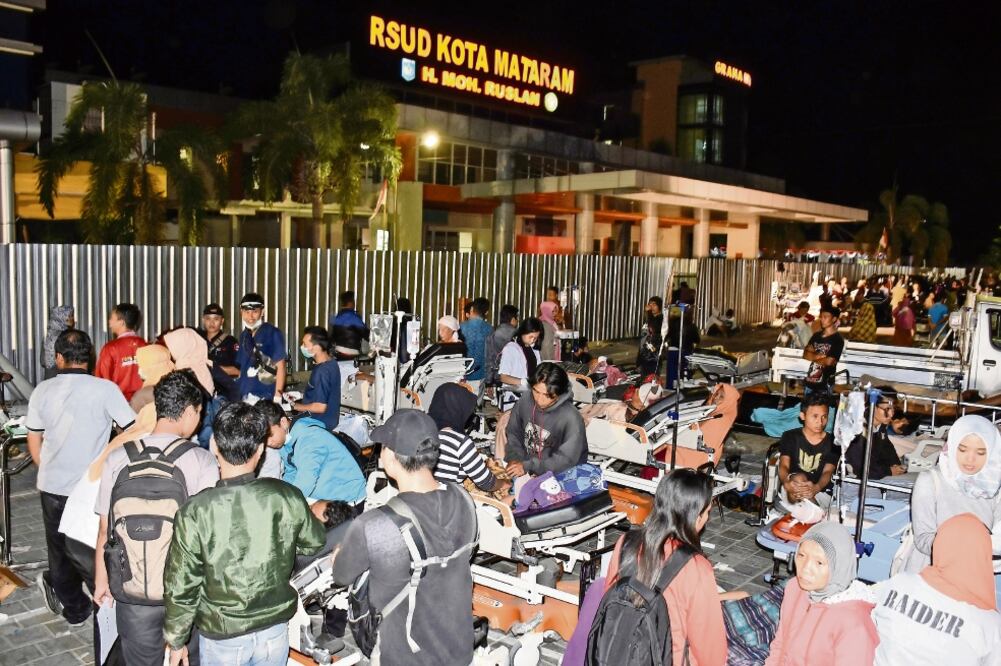 Pacientes fueron evacuados de un hospital en la ciudad de Mataram tras el sismo que se registró ayer en la isla de Lombok, en Indonesia. Foto: AHMAD SUBAIDI. REUTERS