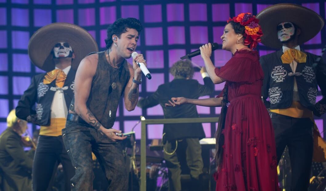 Natalia Lofurcade y Mario Bautista en el escenario de La plaza de Toros México. Foto: Disney.