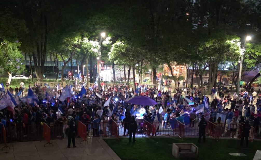 Aficionados del Cruz Azul celebran en El Ángel de la Independencia. Foto: Especial