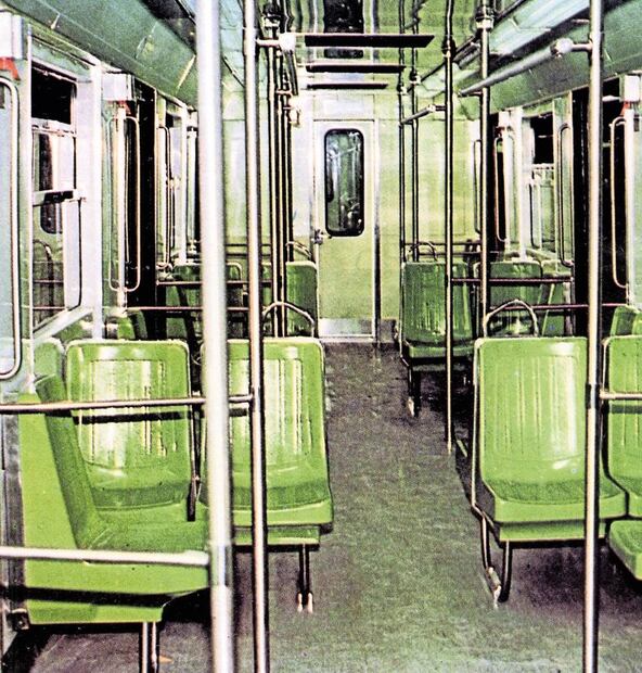 El interior de un flamante vagón de la Línea 4 del STC con los clásicos asientos de fibra de vidrio en color verde, que lograban reducir el peso de la unidad y agilizar el mantenimiento, a diferencia de otras líneas que utilizaban otro tipo de asientos. Crédito: Colección Villasana.