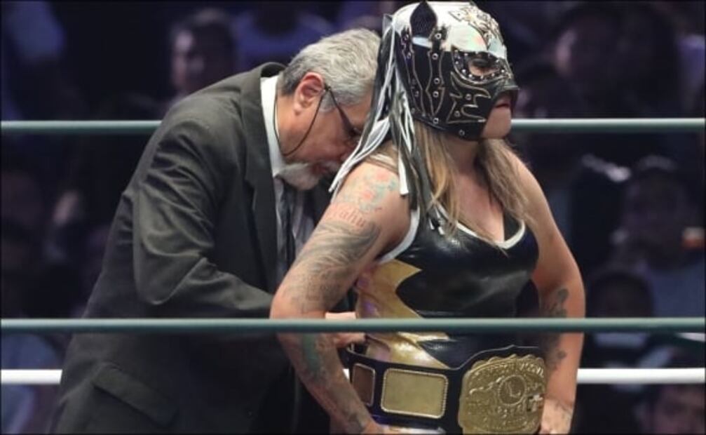 Rapan al Negro Casas en el 86 aniversario del CMLL