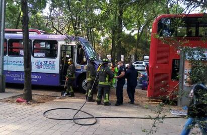 4 videos del accidente entre camión de pasajeros y Metrobús en Paseo de la Reforma
