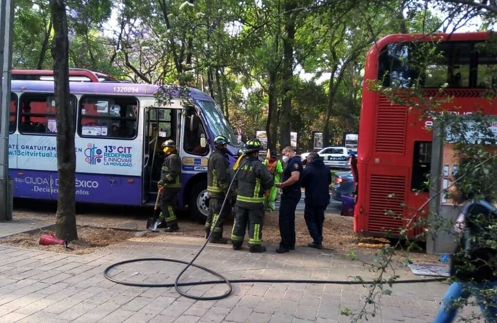 VIDEOS. 4 videos del accidente entre camión de pasajeros y Metrobús en Paseo de la Reforma . Foto: Especial 
