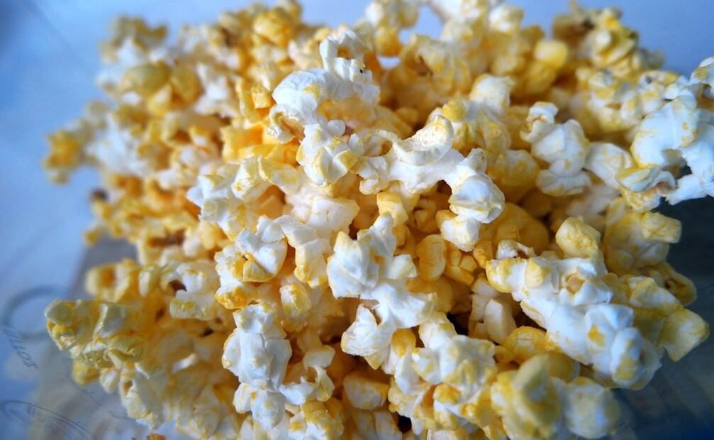 Las palomitas de maíz se deben ingerir sin mantequilla ni sal. Foto: Pixabay