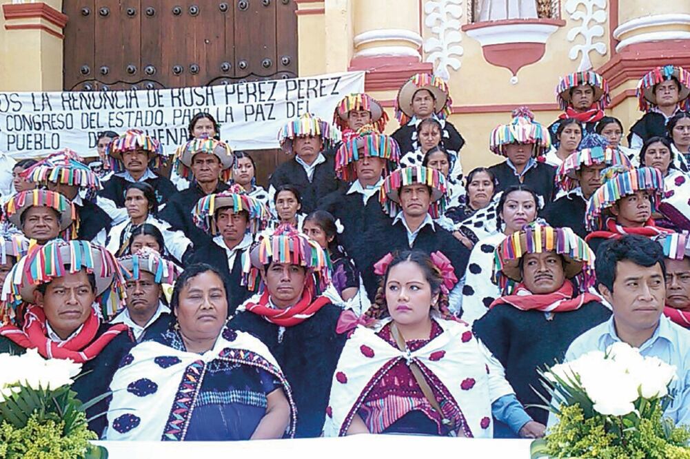 Miembros de la comunidad de Chenalhó protestaron afuera del Congreso de Chiapas para exigir que renunciara la alcaldesa Rosa Pérez Pérez en favor de “la paz del pueblo” (FREDY MARTÍN PÉREZ)