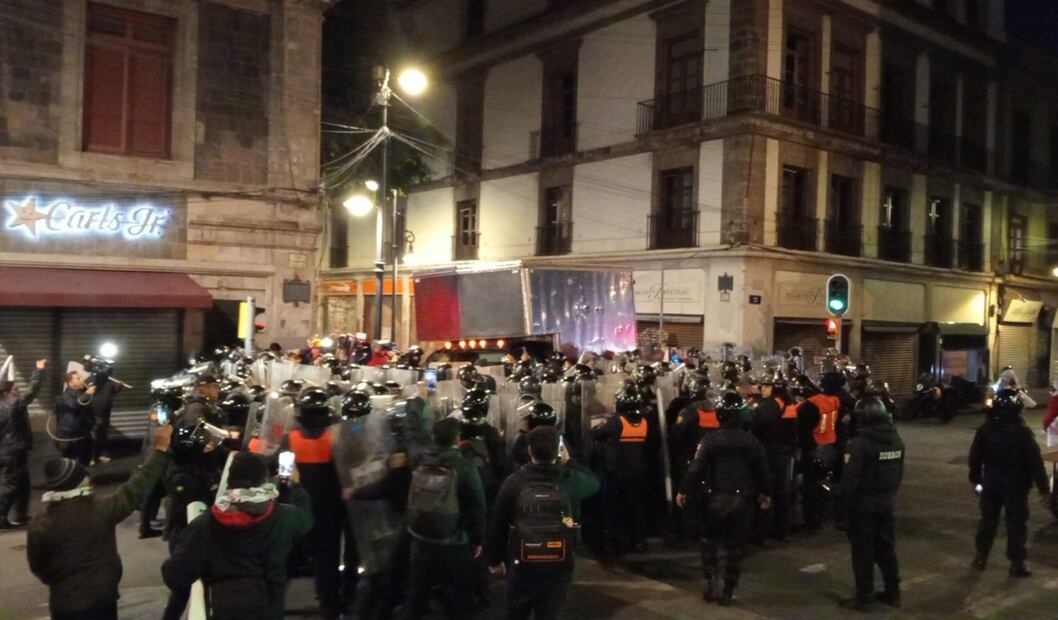 Con maleta en mano, llegan maestros de la CNTE al Zócalo para iniciar jornada de protesta