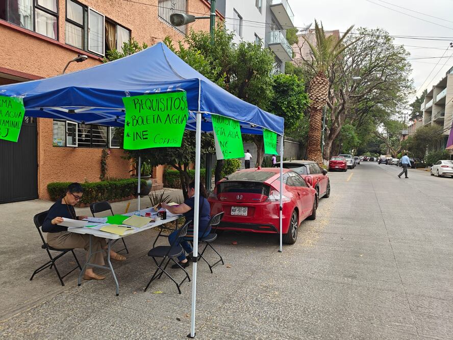 Vecinos de la alcaldía Benito Juárez continúan recolectando firmas para entablar la demanda colectiva contra el gobierno de la CDMX por el agua contaminada en la demarcación. (FOTO: David Fuentes)