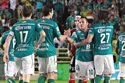 León trepa a la cima; gana a Xolos