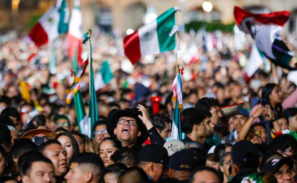 Mexicanos cantan con la Arrolladora Banda el Limón, previo al Grito de Independencia por la presidenta Claudia Sheinbaum (15/09/25). Foto: Diego Simón/EL UNIVERSAL