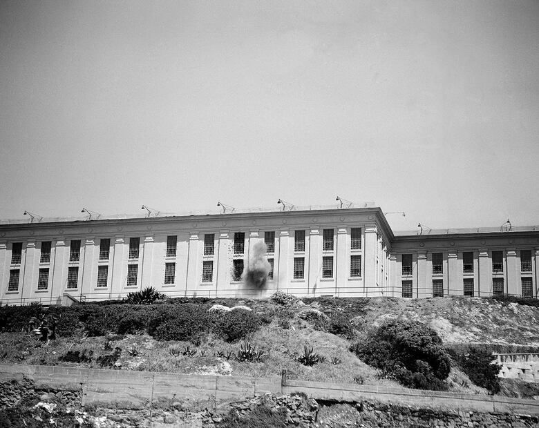 Un motín  en Alcatraz, en el que prisioneros mataron a dos guardias e hirieron a 15, el 3 de mayo de 1946. FOTO: JACK RICE. AP