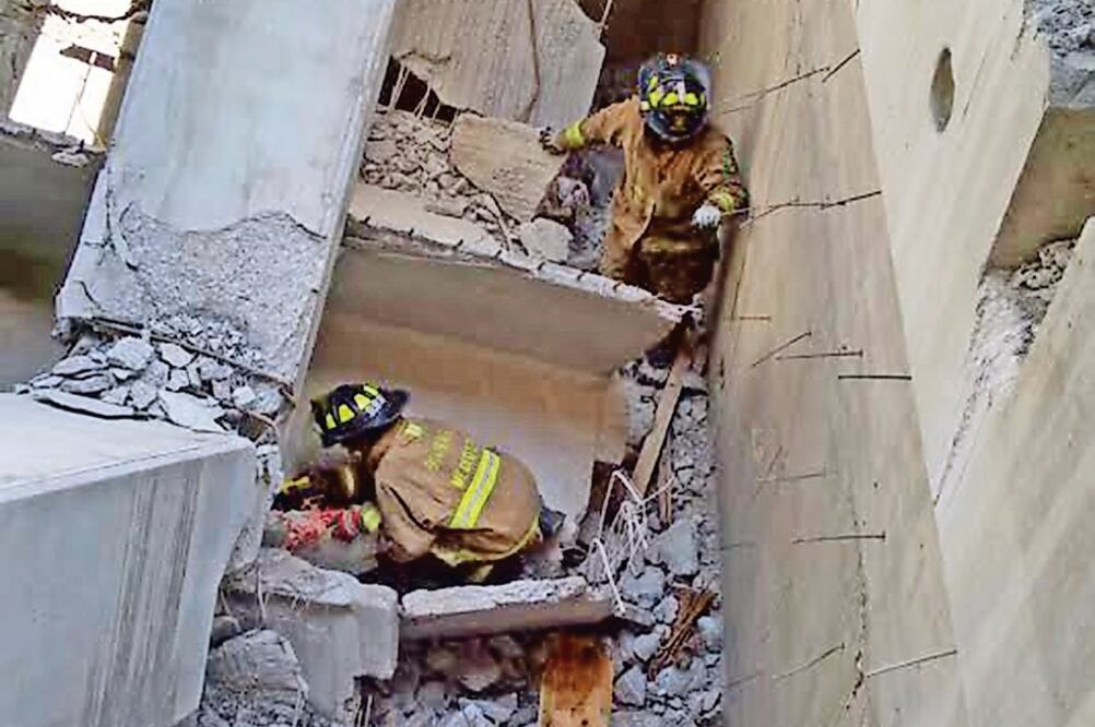 Los bomberos realizaron una intensa supervisión de la construcción que cobró la vida de siete personas tras colapsar, el pasado lunes. (CDMX)