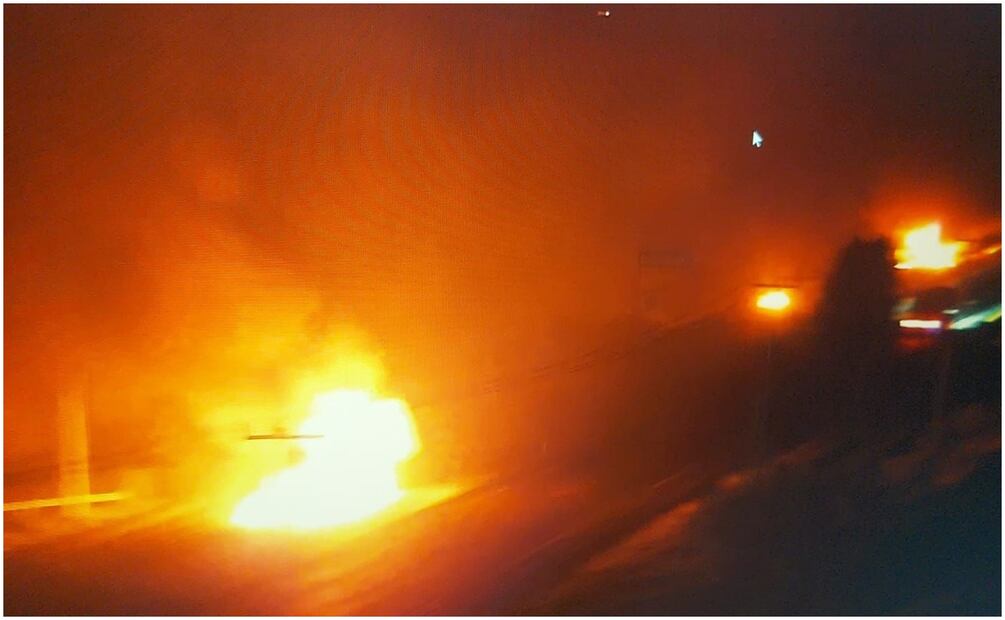 Ambos tractocamiones se incendiaron luego del accidente. Foto: Especial
