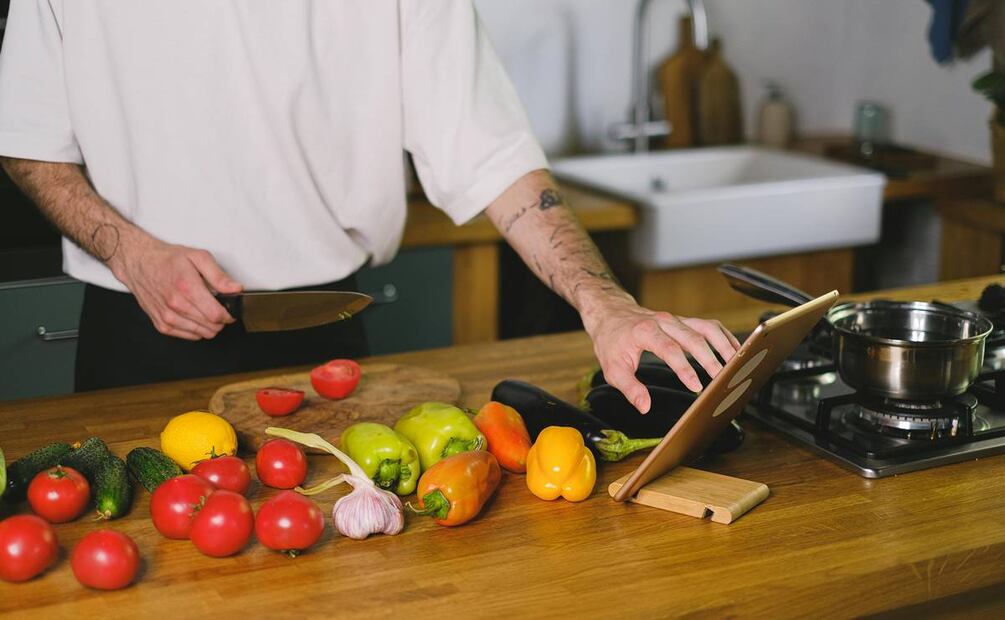 Vegetales y vino. Foto: Anna Shvets / Pexels