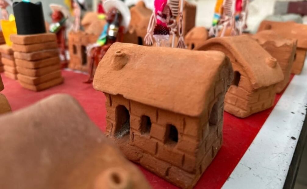 De albañil a artesano, Fausto da vida a castillos y villas con arcilla en San Luis Potosí