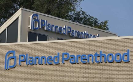 Corte Suprema permite a estados cortar fondos a Planned Parenthood; es el principal proveedor de abortos de EU