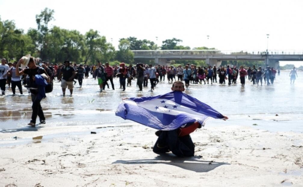Central American immigrants try to force their way into Mexico