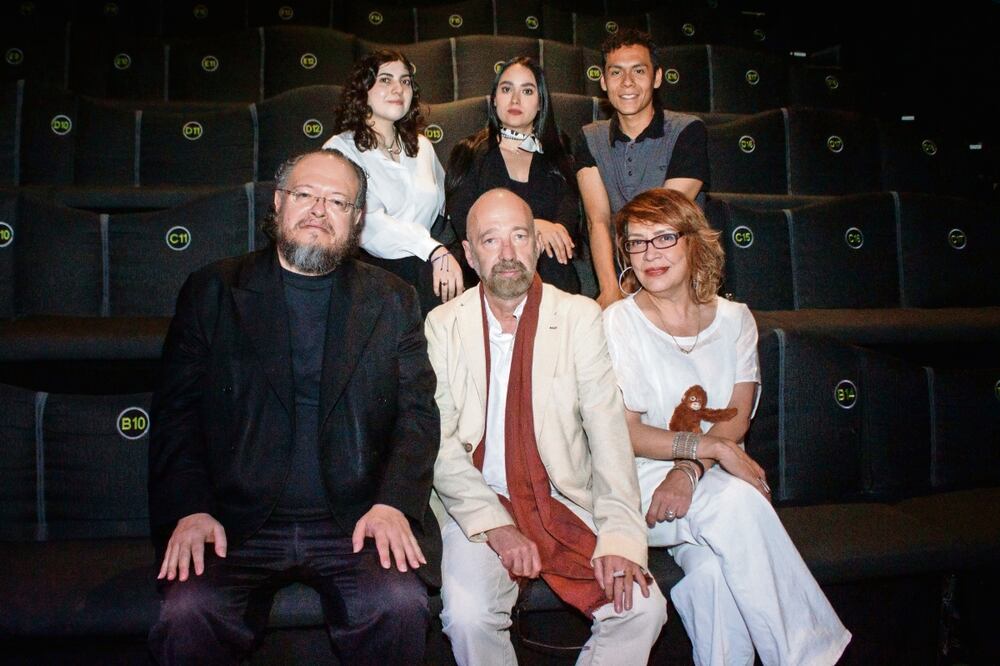 En la presentación, (arriba) Mona Olivo Garro, Paola Gigi, Rami Ramírez; y (abajo) Sergio Zurita, Rodrigo Johnson y Carmina Narro. Foto: Yaretzy M. Osnaya | El Universal